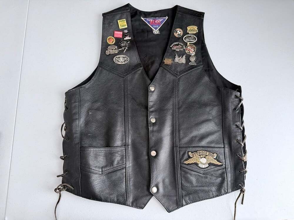 Genuine Leather Biker Vest with Sturgis 2000 Patch and Motorcycle Pins size M

K